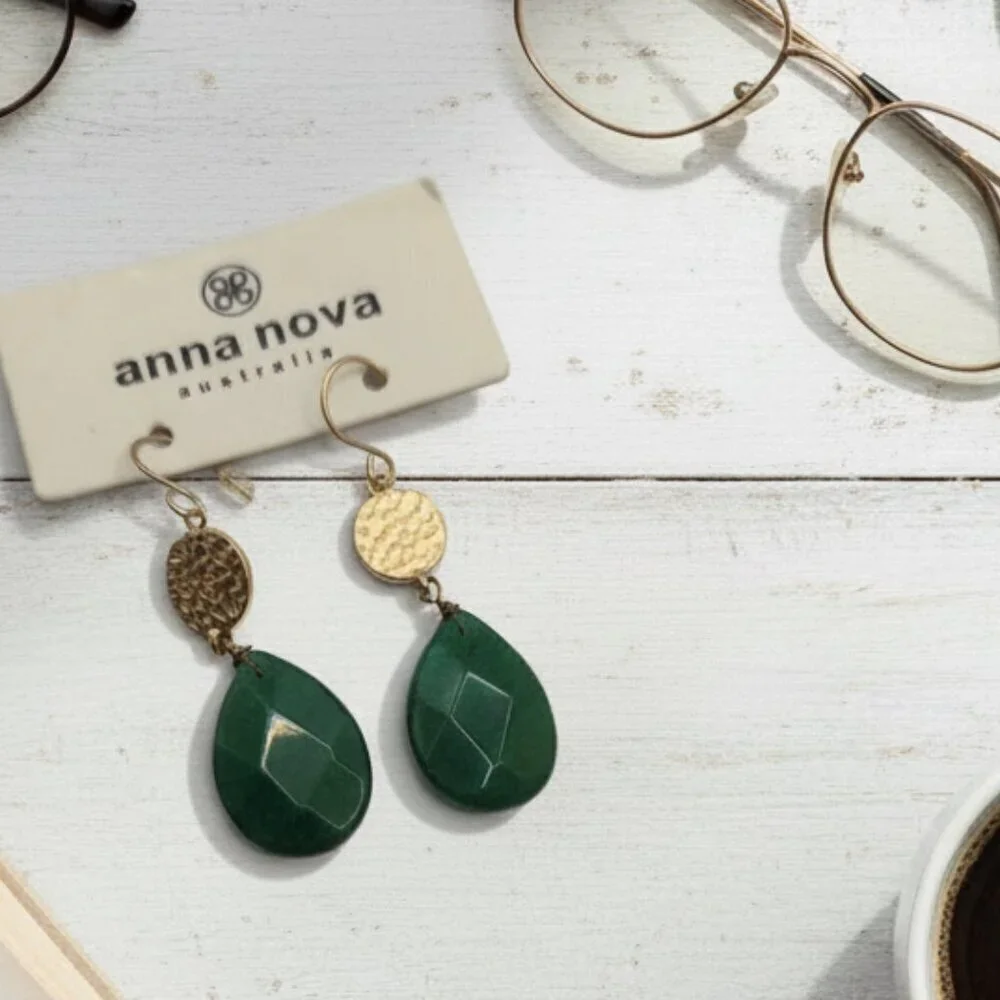 NWT Anna Nova Australia Emerald Green Teardrop Dangle Earrings Gold Tone